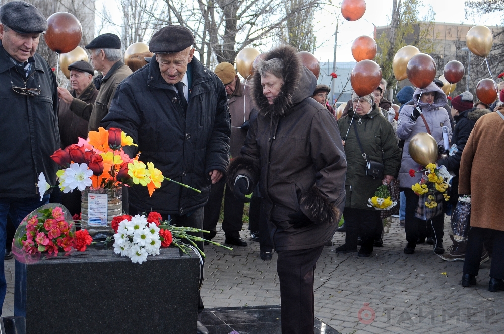 Зачем украинские националисты воюют с памятниками Жукову