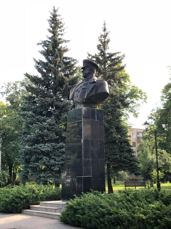 Зачем украинские националисты воюют с памятниками Жукову