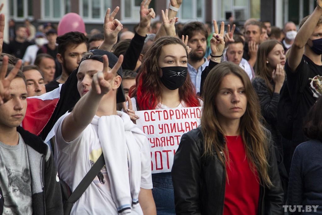 Задержания, шествие и флаги. Как несколько тысяч брестчан вышли на марш сторонников перемен
