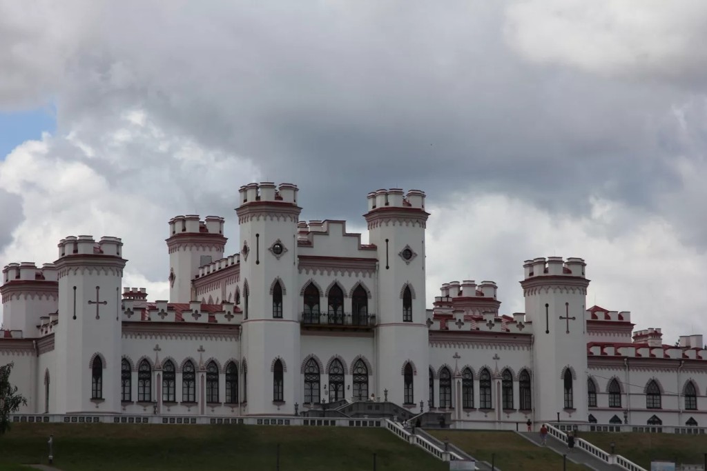 Замки Беларуси с привидениями: где и за сколько можно переночевать