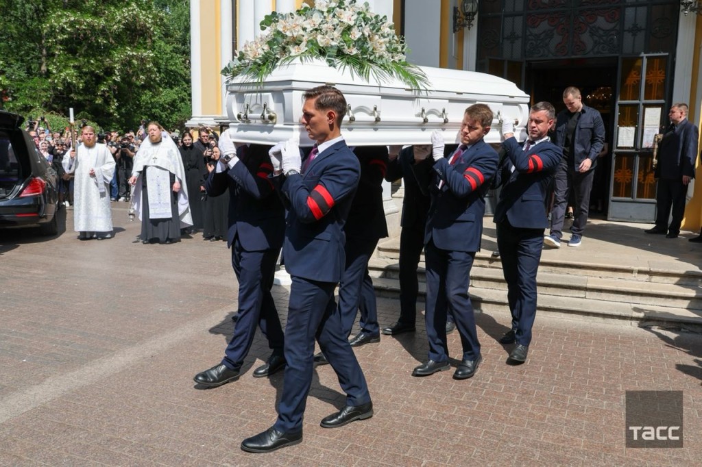 Анастасию Заворотнюк похоронили на Троекуровском кладбище