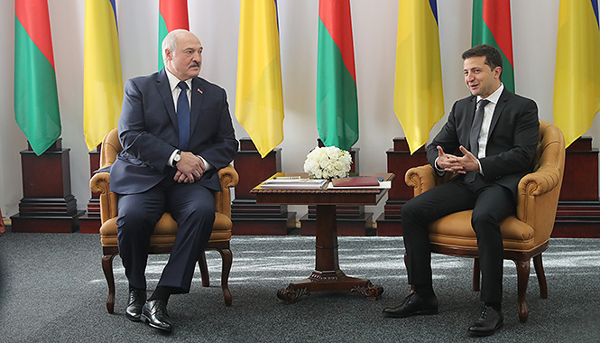 Зеленский встретил Лукашенко в аэропорту (видео)