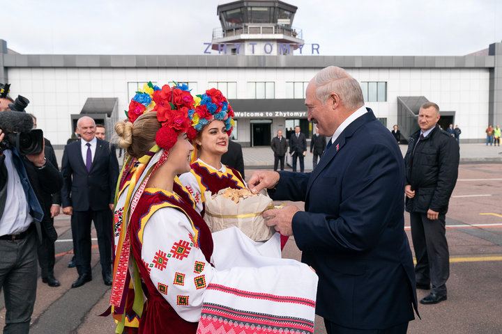 Зеленский встретил Лукашенко в аэропорту (видео)