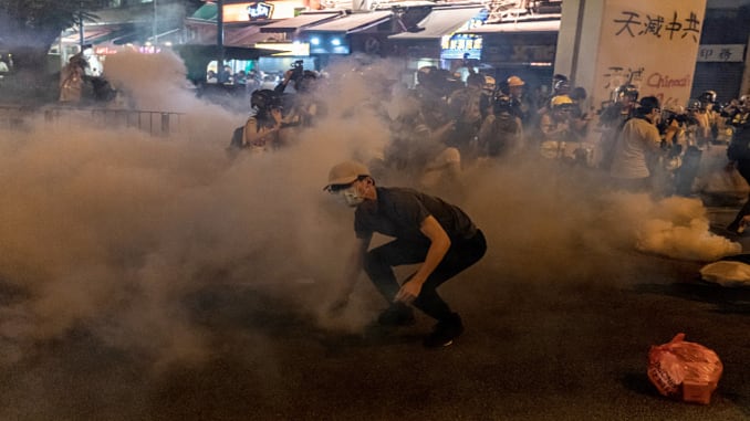 Жесткое противостояние: в Гонконге расстреливают протестующих