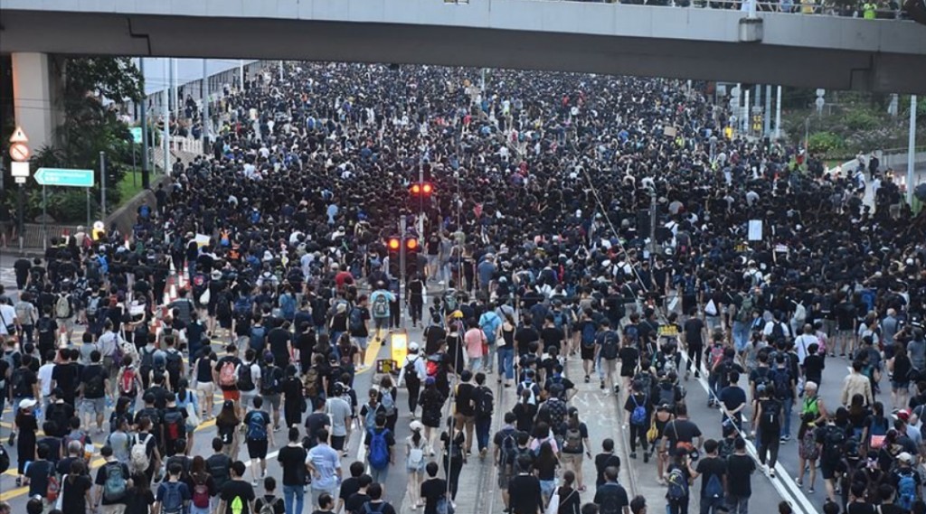 Жесткое противостояние: в Гонконге расстреливают протестующих