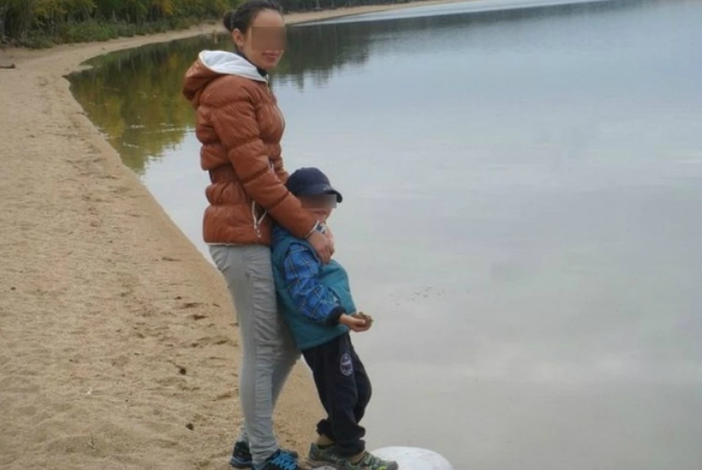 Жестокие наказания: мальчика заставили стоять на гречке, пока крупа не вросла в кожу