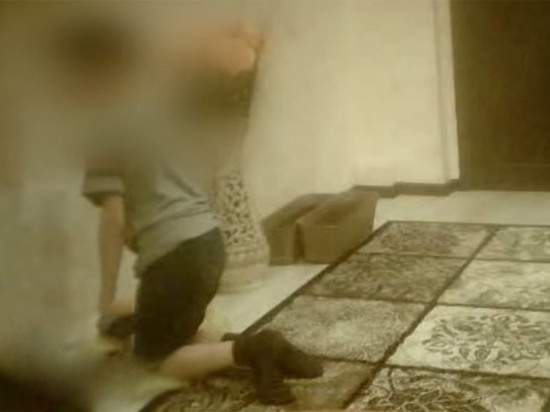 Жестокие наказания: мальчика заставили стоять на гречке, пока крупа не вросла в кожу