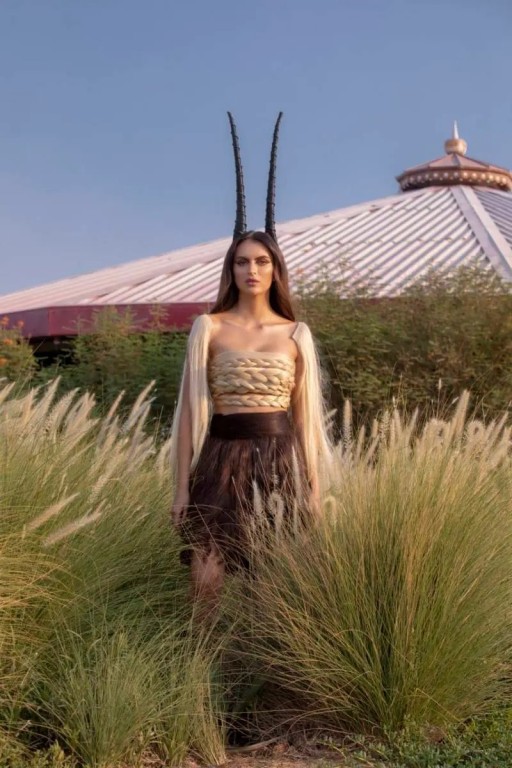 Жительница Кобрина удивила всех на конкурсе «Мисс Земля» костюмом из человеческих волос