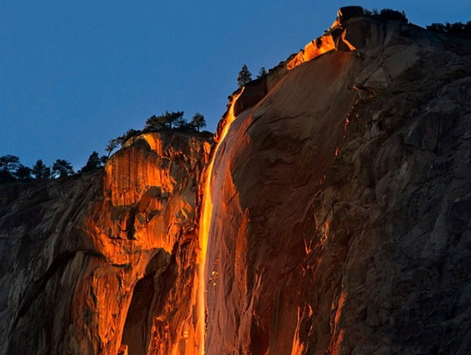 Туристы с восторгом наблюдают «огненный водопад» в Йосемити 