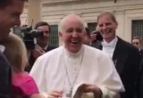 Видео дня: Девочка украла головной убор Папы Римского