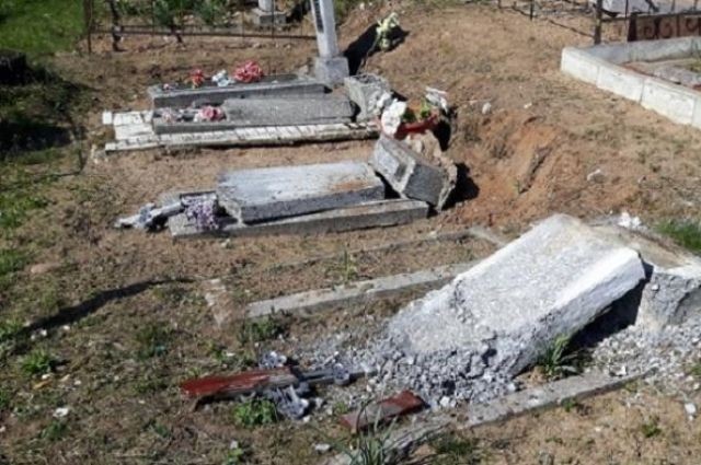 Третьеклассник и двое семиклассников в Поставском районе разгромили более сотни надгробий на кладбище