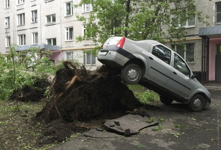 Разрушительный ураган в Москве: не менее 11 погибших, более 100 пострадавших 