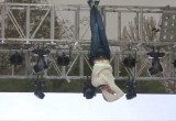 Трюк Гудини в реальном исполнении: белорус спрыгнул с высоты в 25 метров в смирительной рубашке и смог выпутаться из нее