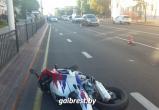В Бресте на Ленина мотоциклист врезался в стоящий автомобиль