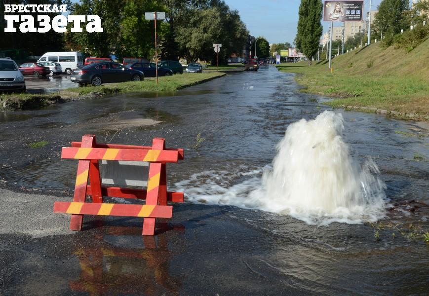 29 августа промывка сетей водопровода стала причиной затопления целой улицы в Бресте