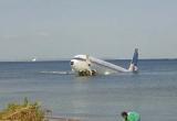 Boeing с 47 пассажирами приземлился в лагуну и почти ушел под воду, людей спасли рыбаки