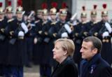 На торжествах во Франции Меркель перепутали с женой Макрона