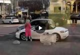 Видеофакт. В центре Киева девушка изрубила топором Porsche