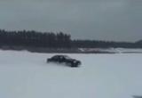Видеофакт: в Мозырском районе водитель машины ушел под лед, дрифтуя по замерзшему озеру