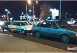 «Паровозик» из трех машин собрался на Пионерской возле Беларусбанка (видео)