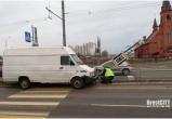 На ул.Суворова в Бресте микроавтобус «уложил» светофор