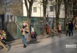 Венки и плакат «Остановите стройку!» появились у «Прибужского квартала» на пр.Машерова в Бресте 