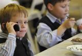 Минобразования предлагает ограничить мобильники в школах  