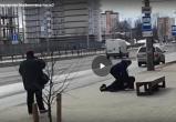 В Минске сняли драку контролера с безбилетником (видео)
