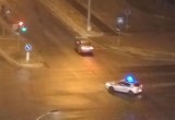 Легковушка едет на красный прямо перед машиной ГАИ в Бресте (видео)