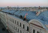 "Продавец шаров" на крыше дома в Санкт-Петербурге (видео)
