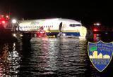 Boeing 737 с пассажирами приземлился в реку в США