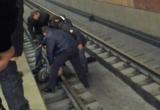Девушка упала под поезд метро из-за телефона
