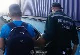 Россиянин забрался под грузовой поезд, чтобы пересечь границу