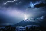 Фотограф запечатлел удар молнии в вершину вулкана в Гватемале