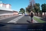В Бресте парень на самокате подрезал машину и показал средний палец (видео)