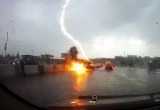 Молния ударила в машину посреди дороги (видео)