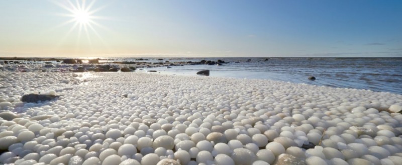 Ледяные шары заполнили пляж в Финляндии