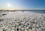 Ледяные шары заполнили пляж в Финляндии