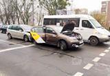 На перекрестке улиц Ленинградской и Гаврилова произошла авария с участием «Яндекс. Такси» и маршрутки