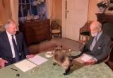 Премьер-министр Беларуси гладил котика на встрече с британским принцем (видео)