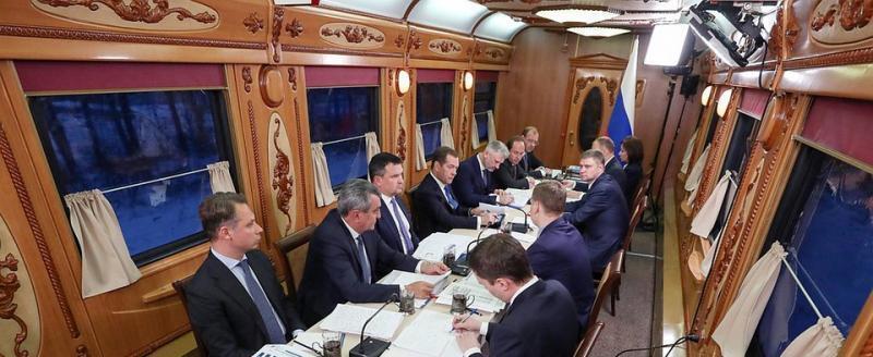 В вагоне-ресторане в пути проходят и совещания, хотя, конечно, за столом помещаются далеко не все министры.