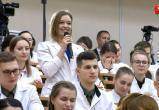 Лукашенко пофлиртовал со студенткой: «ты – моя девушка в моей стране»