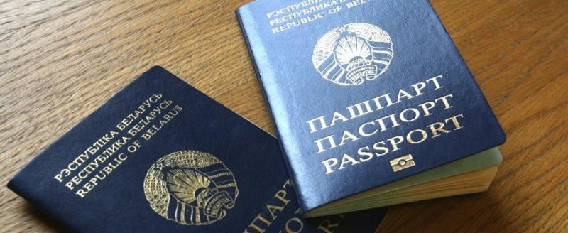 Биометрический паспорт нового образца рядом с действующим паспортом. 