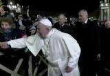 Видео: Папа римский ударил назойливую женщину по рукам