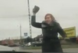 На польской границе женщина боролось за очередь с помощью камня (видео)