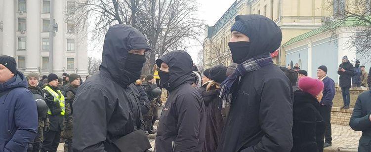 Националисты пришли на антифашистский митинг в балаклавах и с петардами