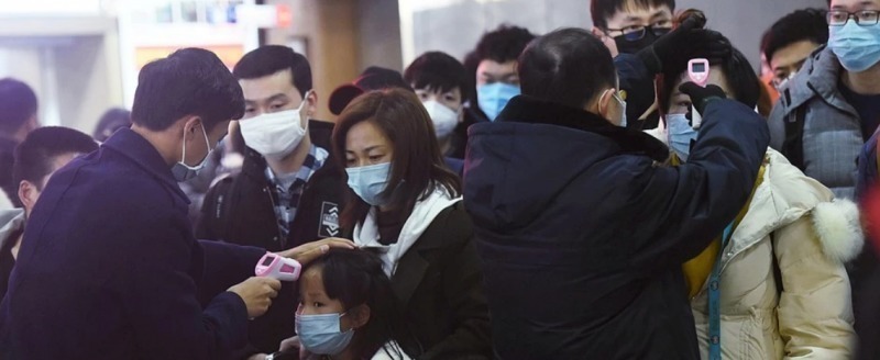 Проверка пассажиров, прибывших на поезде из Уханя в Гуанчжоу
