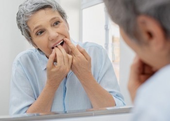 Стоматологии Бреста: почему зубы портятся с возрастом и что с этим делать?