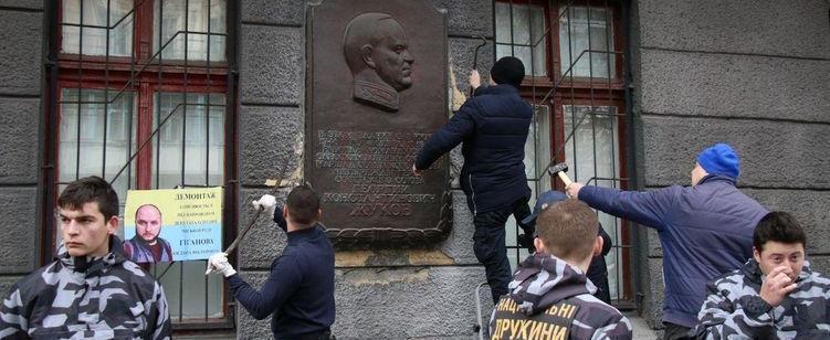 В Одессе 4 февраля убрали барельеф маршалу Георгию Жукову