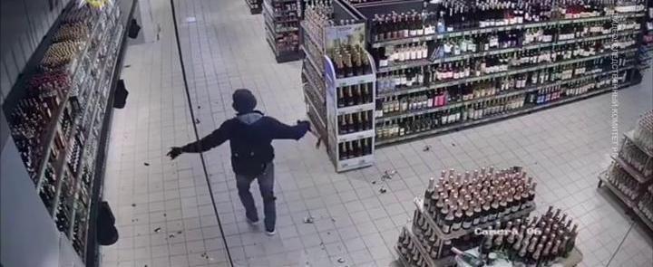Камера видеонаблюдения сняла, как обвиняемый громил супермаркет